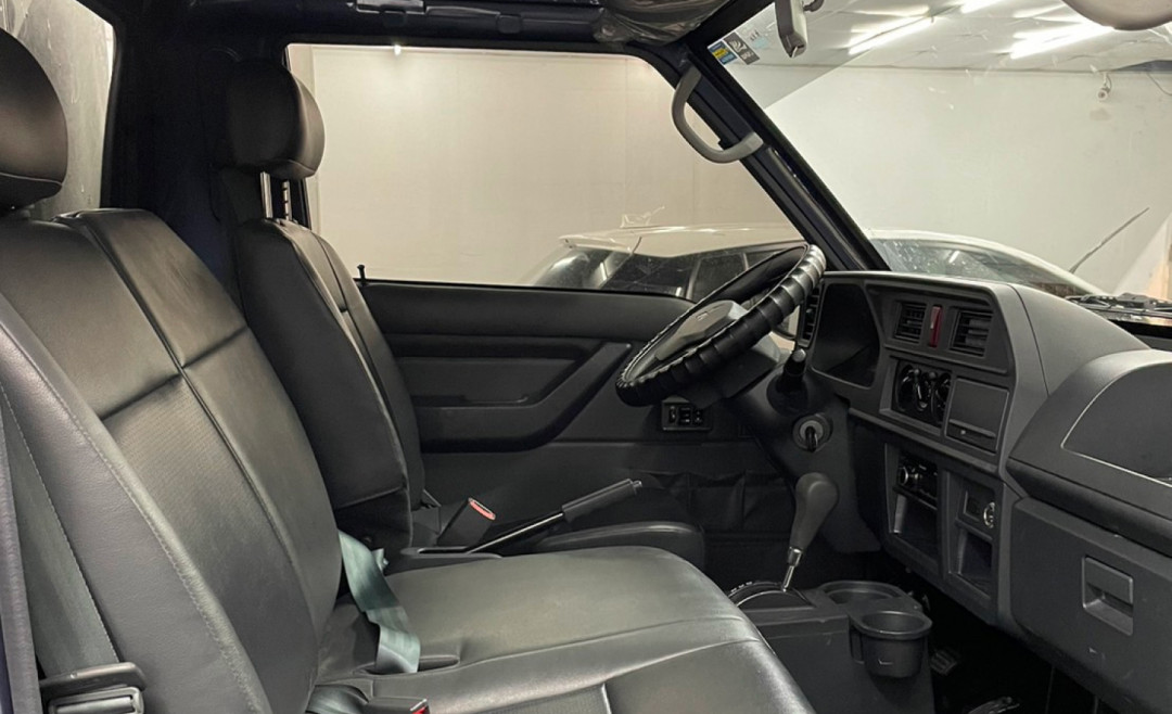 車款介紹-Mitsubishi得利卡貨車自排2.4L(含鐵架帆布含升降尾門) 貨車出租/租貨車/搬家