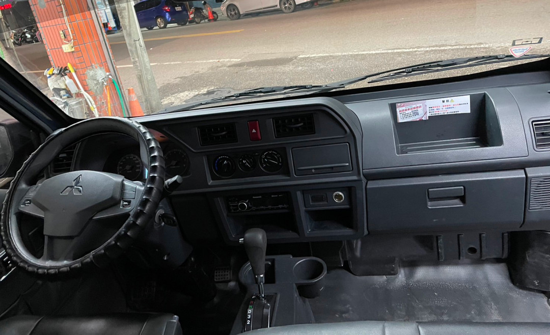 車款介紹-Mitsubishi得利卡貨車自排2.4L(含鐵架帆布含升降尾門) 貨車出租/租貨車/搬家